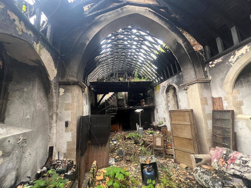 Lot: 178 - FIRE DAMAGED PERIOD LISTED CHURCH - Internal 4